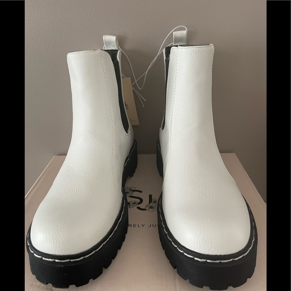 Sincerely Jules Hippie Chelsea boots Sizes NIB size